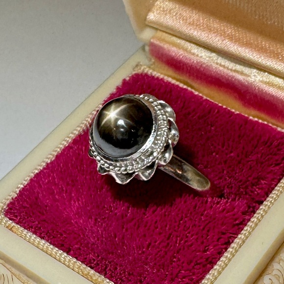 RARE! Star Sapphire Estate Ring 18K Gold Size about 7.5 Genuine Black Sapphire - Picture 8 of 17